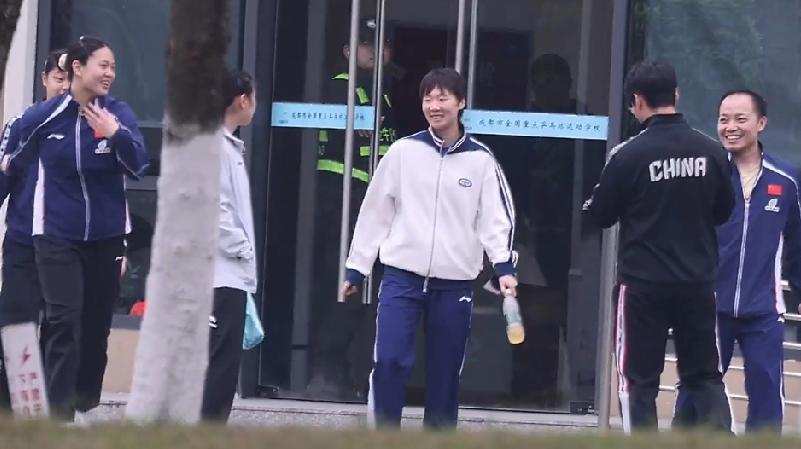 成都国乒训练基地，今天下午看完队友打伦敦团体世乒赛参赛资格队内选拔赛的王曼昱，和