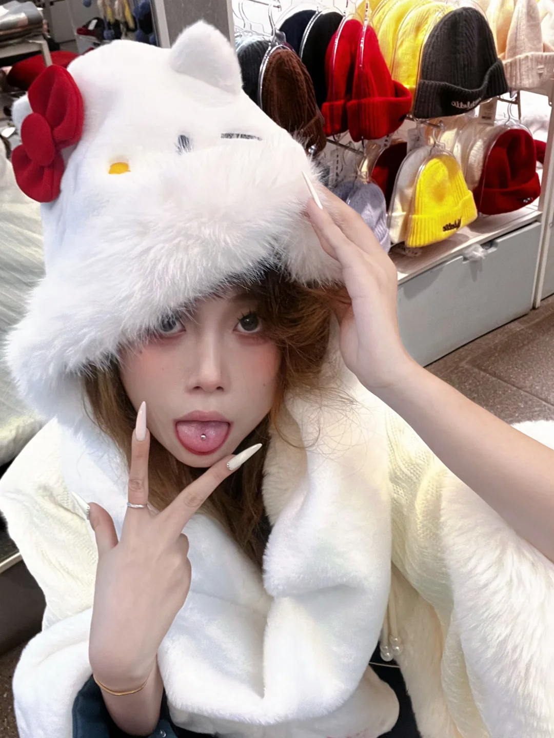 感觉你毛茸茸的像我的小猫，我可以摸摸你吗