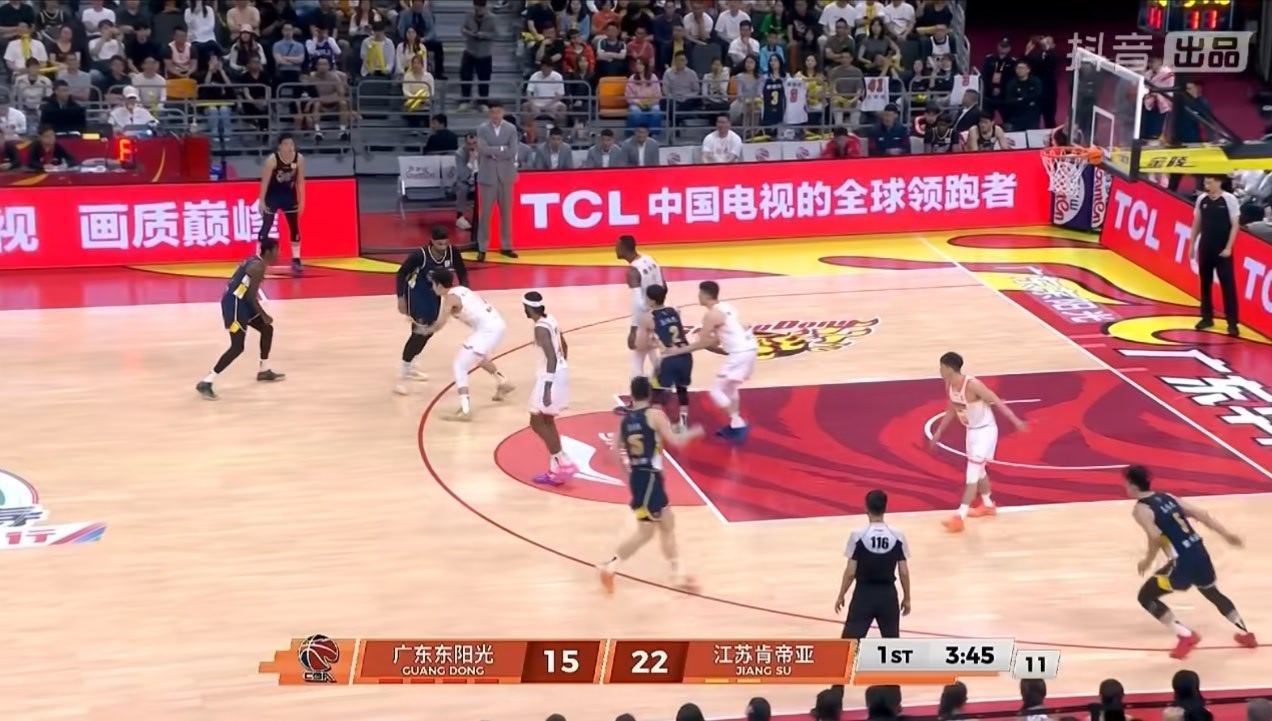 哎。。。。。。前面有球队都打样了 还打不明白吗？这球就必须这么打吗？广东男篮vs