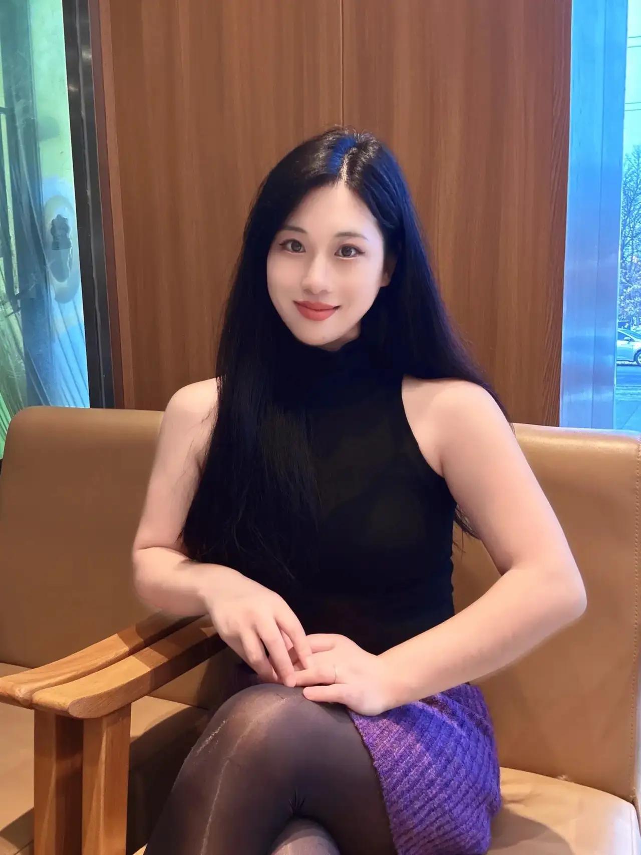 优雅黑裙与紫色裙摆的完美搭配，尽显时尚与魅力！💃🏻✨