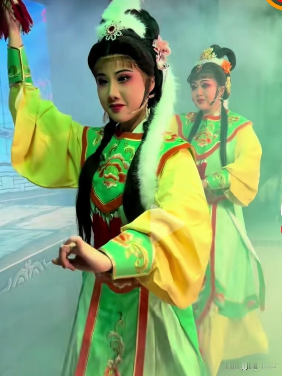 戏里戏外都是美女，她们戏里在精美服化下美得出挑，戏外花絮里也飘逸出尘，统一了男女