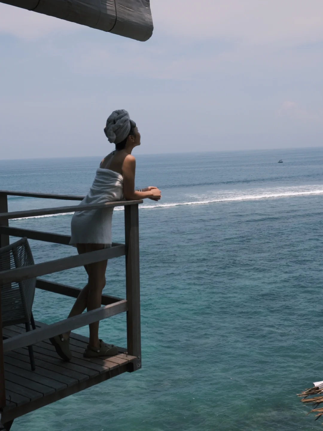 我在拍照📷 它在偷吃我椰子🐒🥥