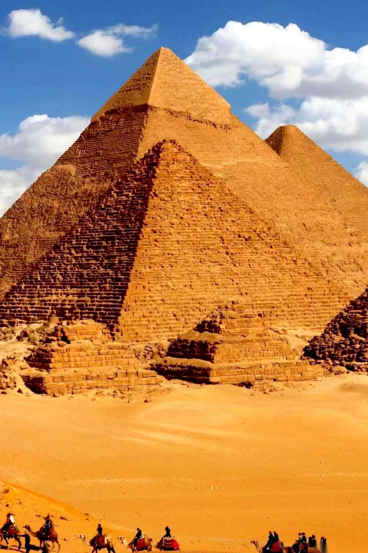 一个冷知识，可能有点扎心：
全世界只有咱们中国人，管埃及那个大三角叫“金字塔”。