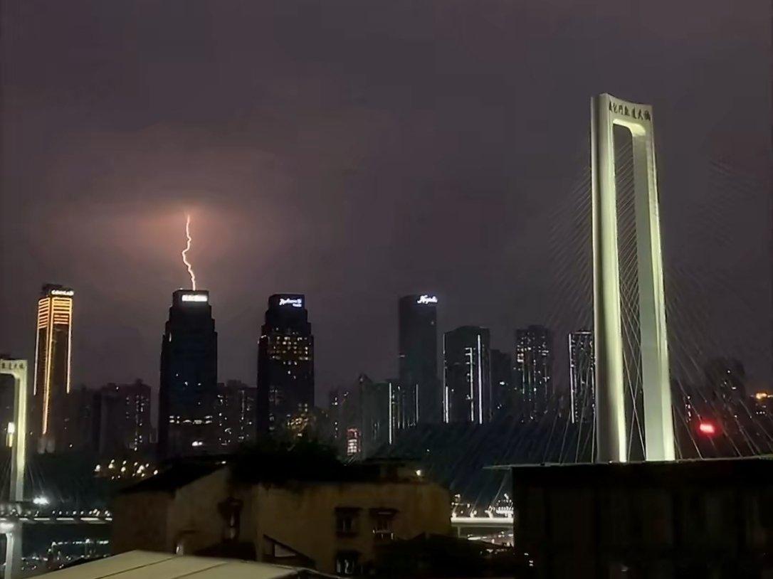 时代峰峻大楼被雷劈了啥？你们时代峰峻还有养成系修仙者吗，这到底是谁跑他们公司渡劫