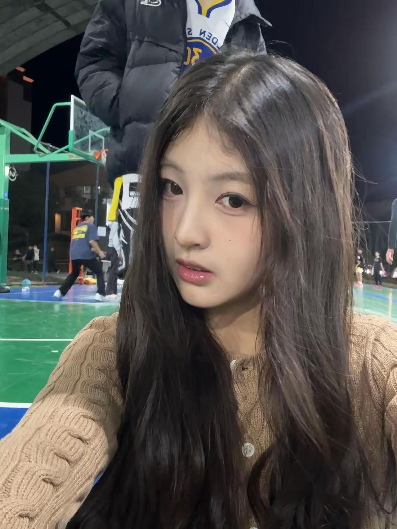 夜晚篮球场上的少女，散发着青春的气息夜景气质少女 自然光下少女