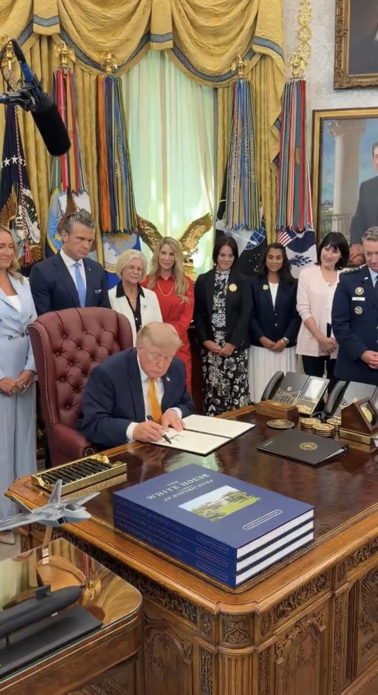 特朗普签署一项行政命令，成立美国有史以来首个军人配偶委员会，该委员会将就影响军人