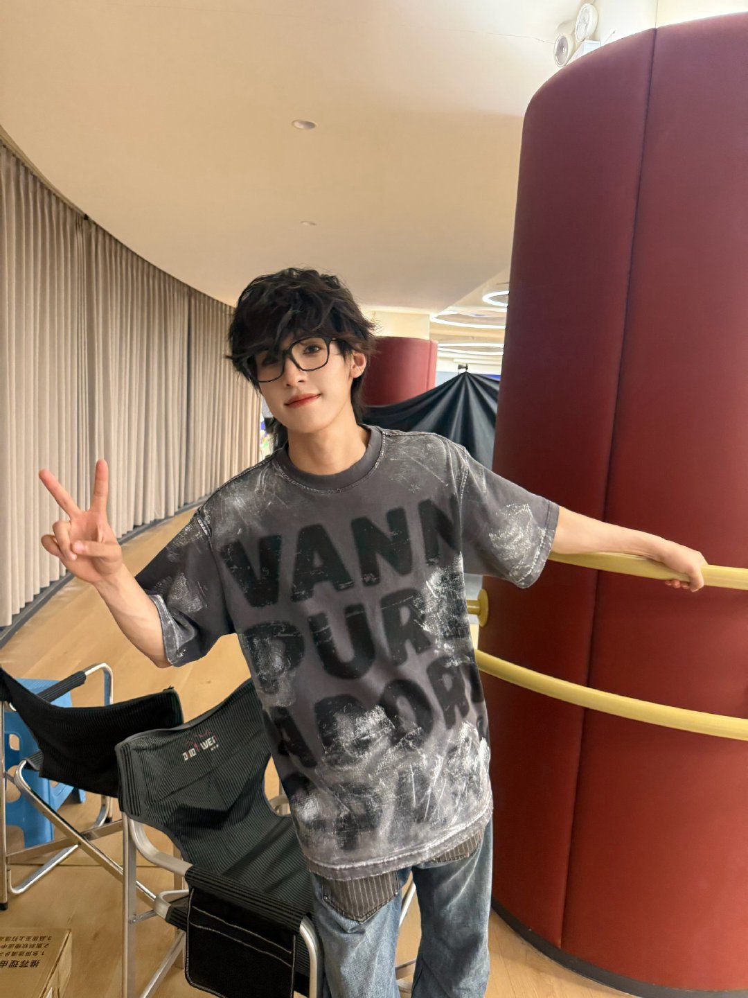 张泽禹黑框无镜片造型张泽禹黑色镜框造型舞台私服都适配的黑框造型，无镜片设计让张泽