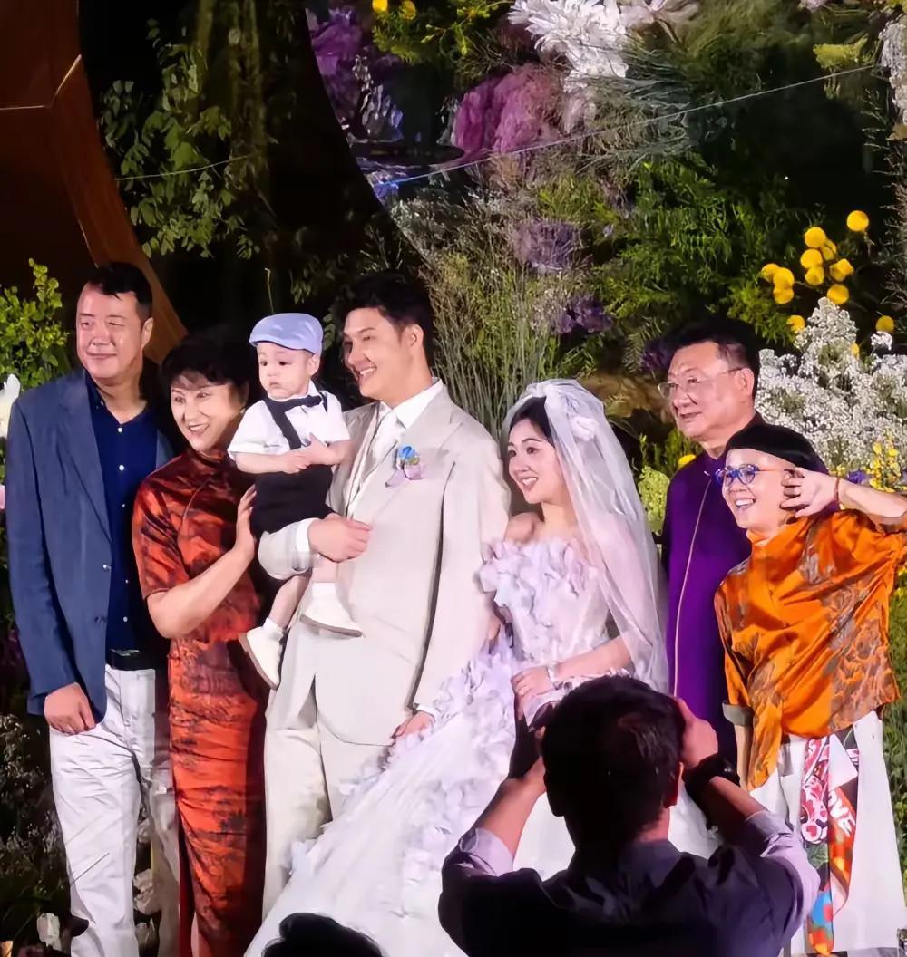 孩子都满地跑了，又补办了婚礼。

刚看到王宁女儿举办婚礼的视频，以为是好几年前录