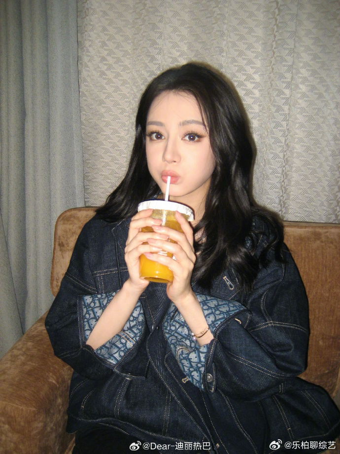 迪丽热巴美萌灵主迪丽热巴嘟嘴也太灵了，美萌灵主本人可爱到心化啦，美而萌之～迪丽热