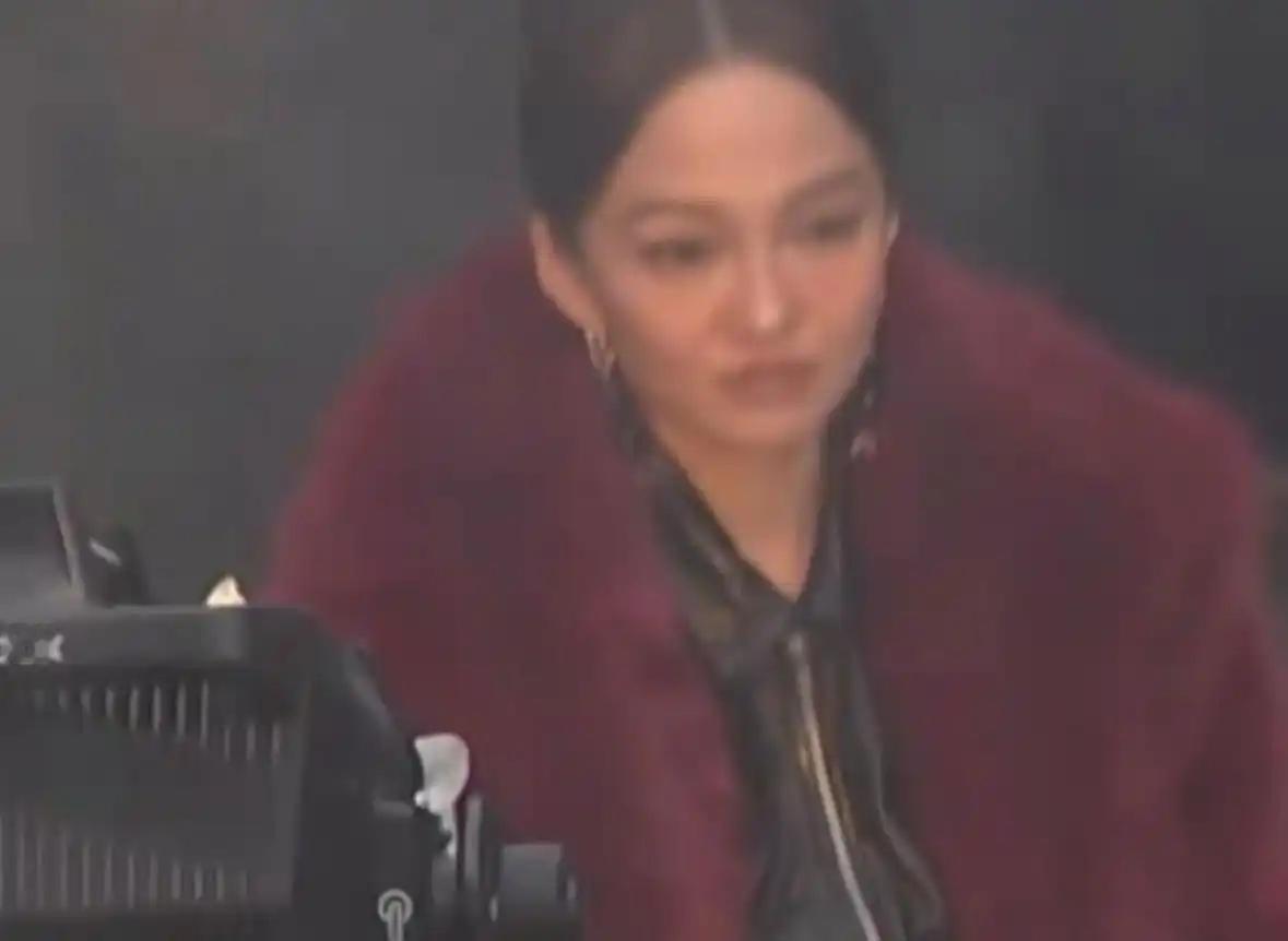 43岁的张韶涵依旧唱功惊艳，却被一套红色貂绒大衣拖累，粉丝直呼：不是状态下滑，而