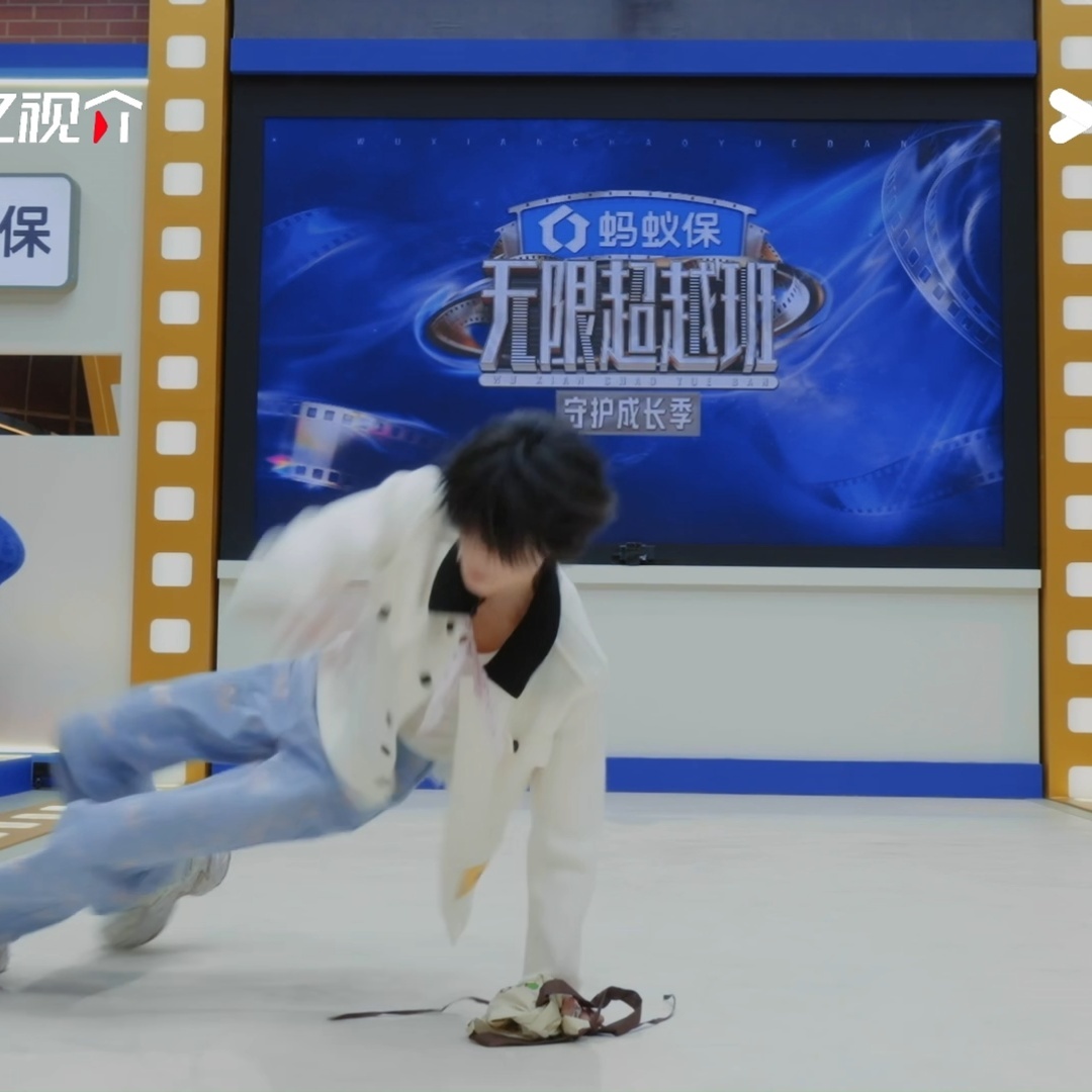 黄朔别转了要转晕了 黄朔小考现场：音乐起，转圈；台词起，转圈；何老师说话，还在转