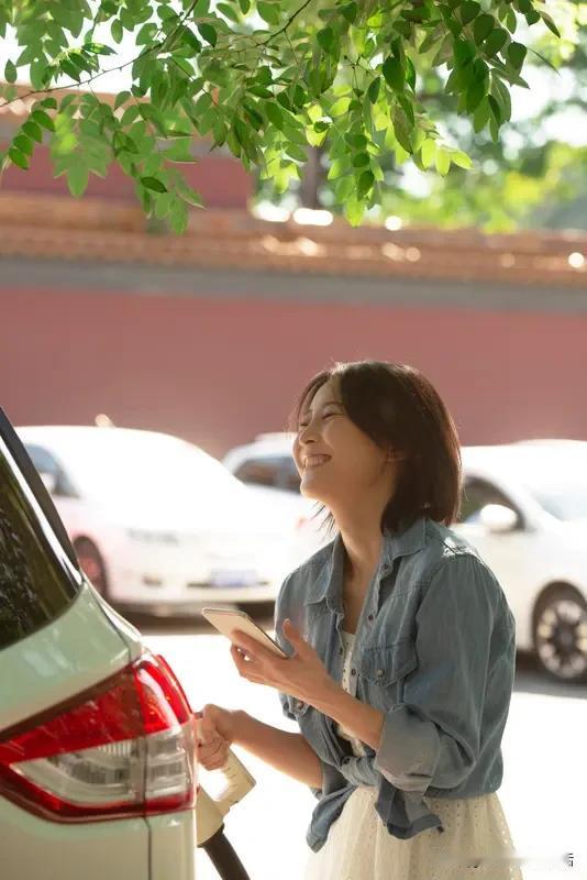 从“清纯小妞”变身“静奢天花板”，40岁王珞丹淡颜魅力爆棚！

       早