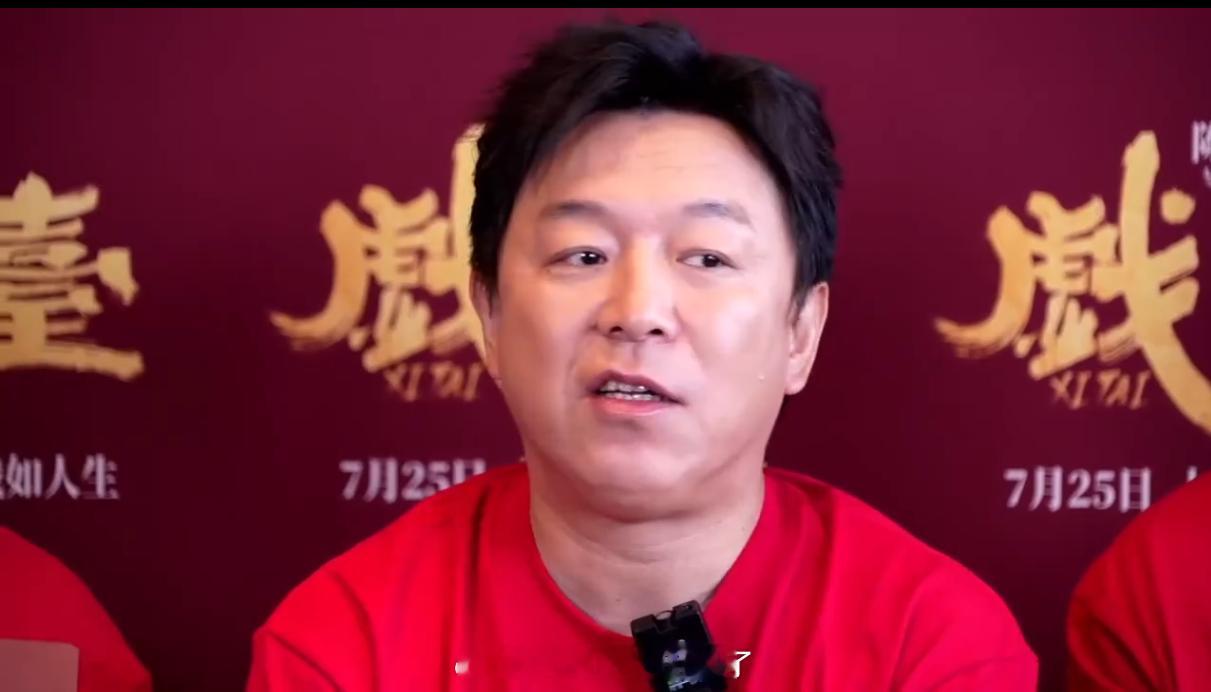 黄渤形容新角色像周杰伦歌迷黄渤是会形容的，“就像咱去看周杰伦演唱会，结果自己上台