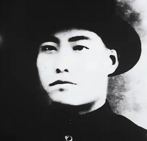 1937年鬼子劫掠东辛庄，一位老太太把儿子叫到跟前说：对恶狗用棍子，对强盗用刀子