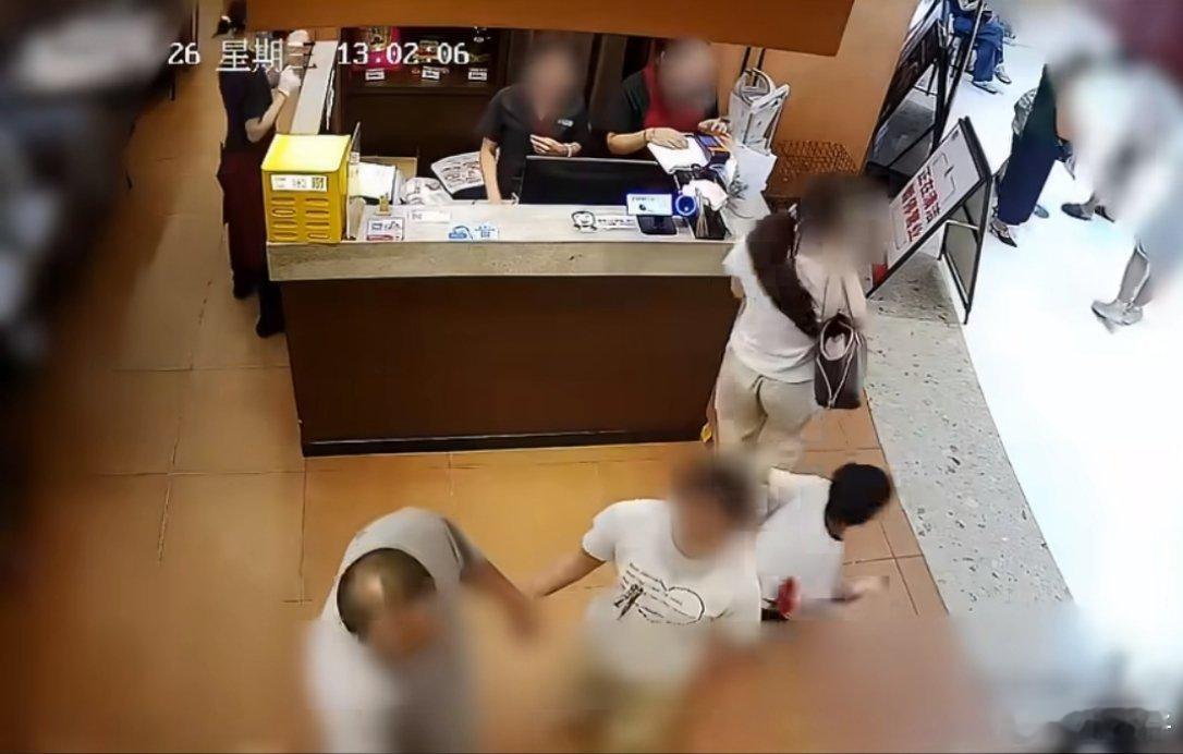 女子称被4岁男童摸臀4岁男孩视角:别挡我道，我要出去玩了！女子的视角:卧槽，哪个