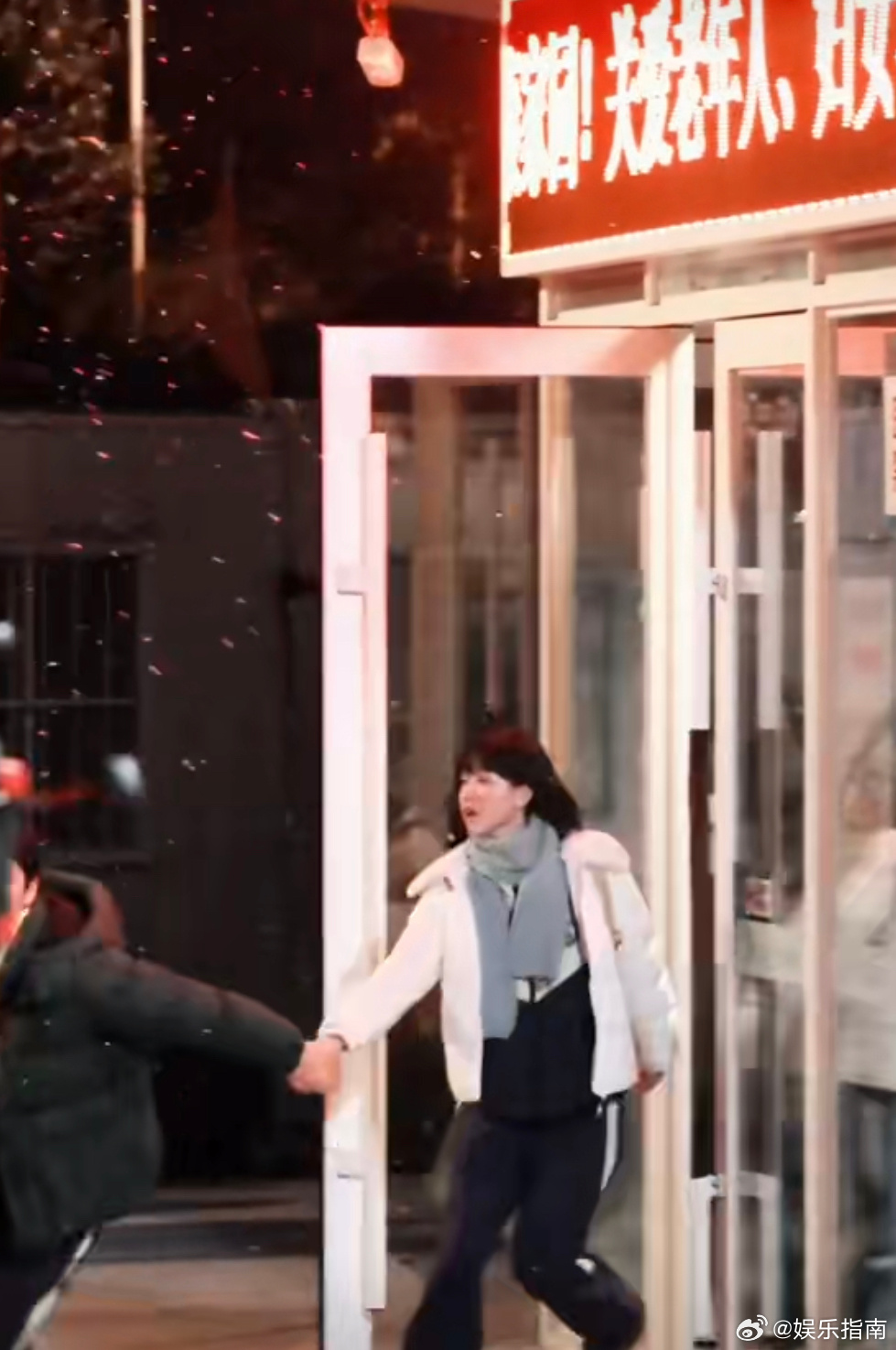 陈都灵屈楚萧《冬风吹又生》雪中牵手跑路透，好有氛围感啊！❄️ 