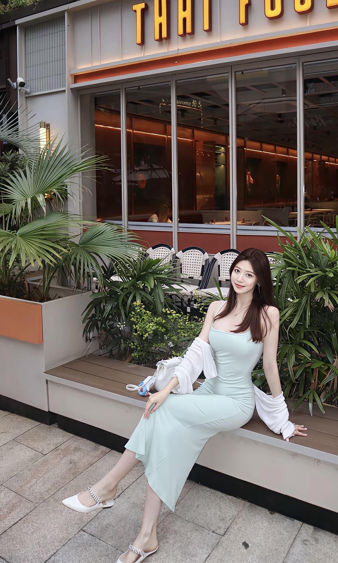 轻盈薄荷绿连衣裙，搭配白色高跟鞋，尽显优雅气质，完美夏日造型！