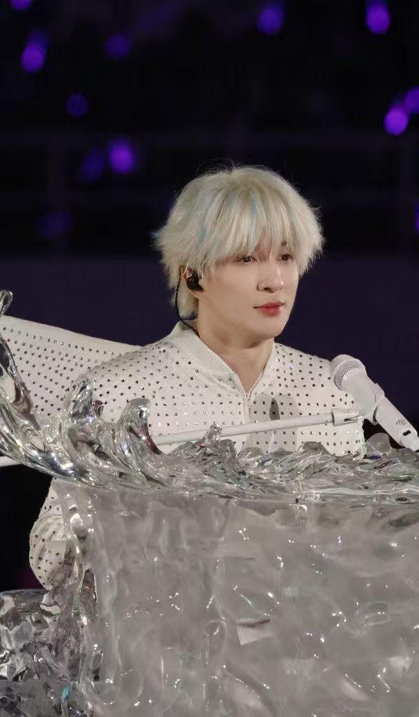 薛之谦与歌迷的神仙合唱太治愈，一句别有压力藏尽温柔，我们翻山越岭而来，从不是给你