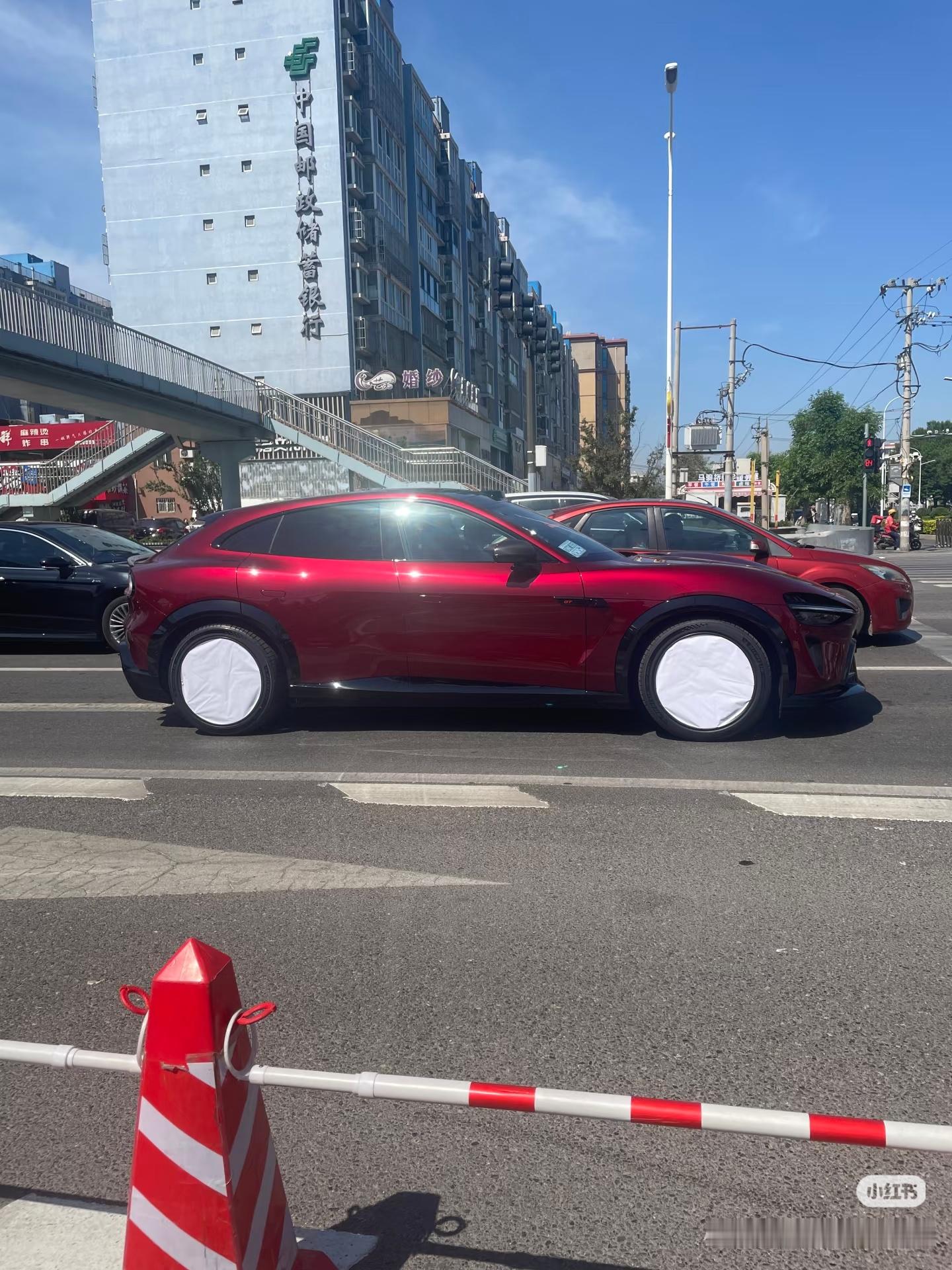 小米还是把五月底上市的小米YU7 GT轮毂‘打码’了，怕被借，估计也是怕了 车厘