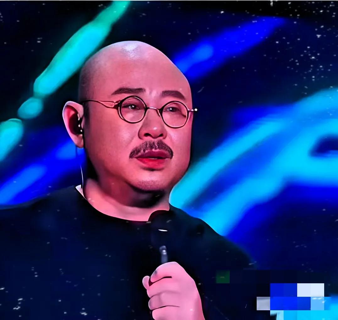 刀郎乌鲁木齐演唱会的情况，
看完真得说句“离谱又合理”。
演唱会直播观众超800