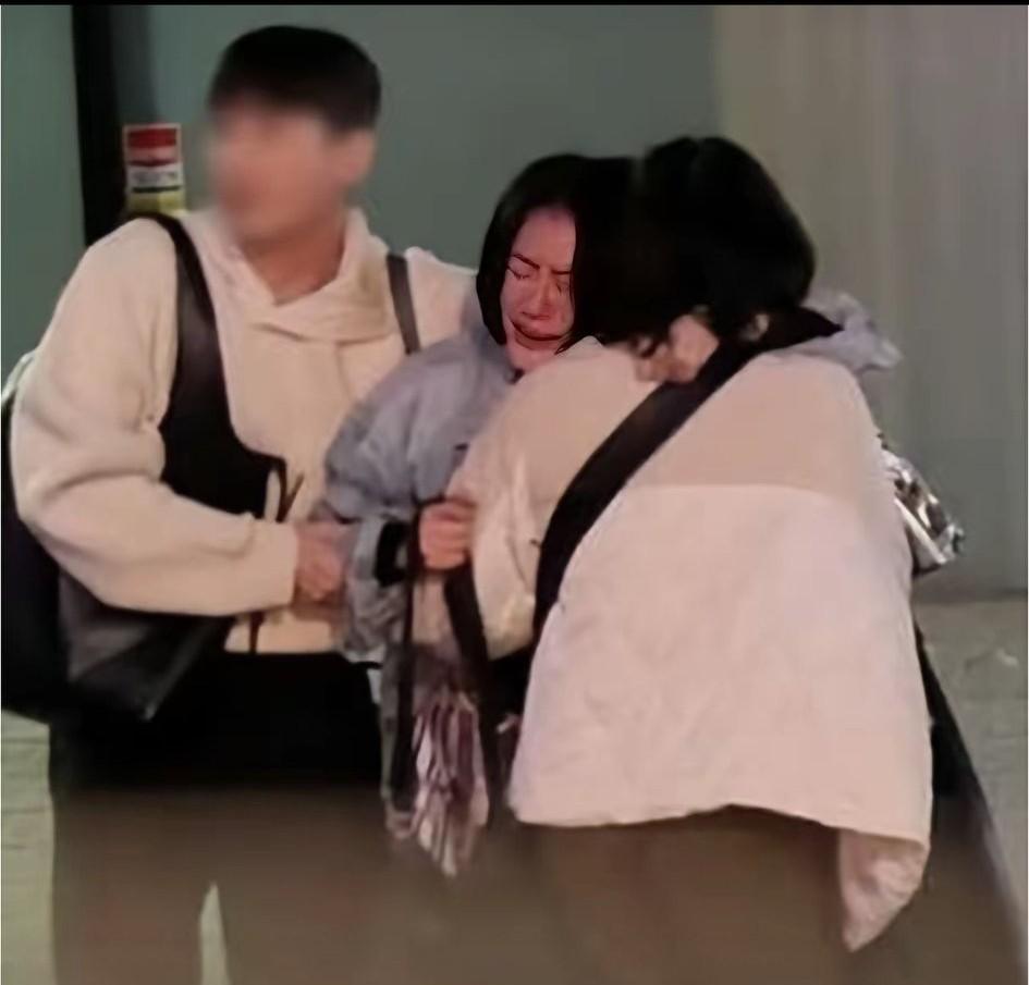 都说周年祭是缅怀，我看啊，更像一场大型“真人秀”。
那天，台北金宝山，雨丝儿跟针