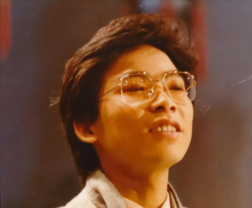 1984年，歌手张明敏得知祖国获得亚运会的举办权，但经费却严重不足还差6亿资金缺