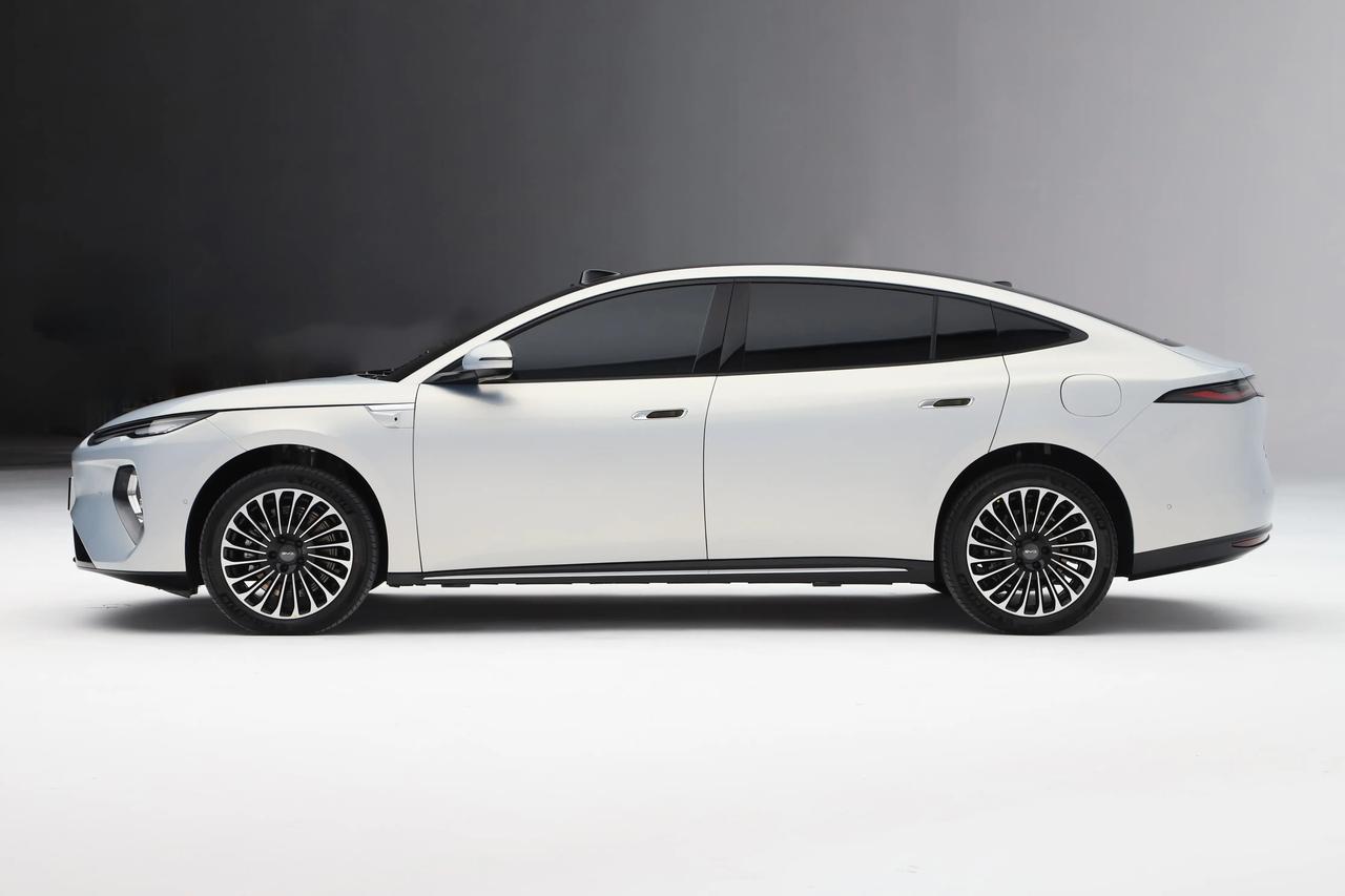 自从比亚迪闪充和二代刀片电池发布之后，网上莫名多了很多之前某些车企高管关于快充的