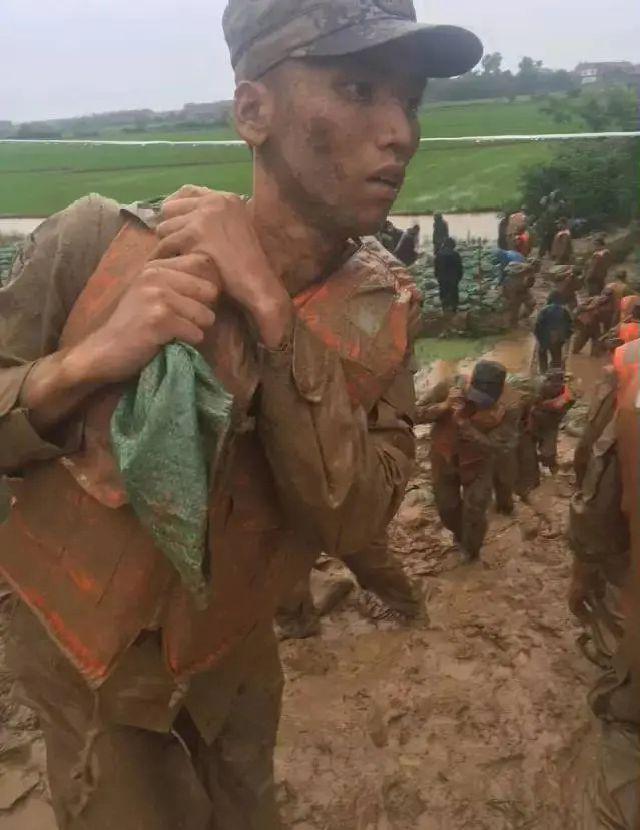 八一建军节将至，人民倍加思念和感激为祖国奉献了青春和热血的老兵！往日激情澎湃的青