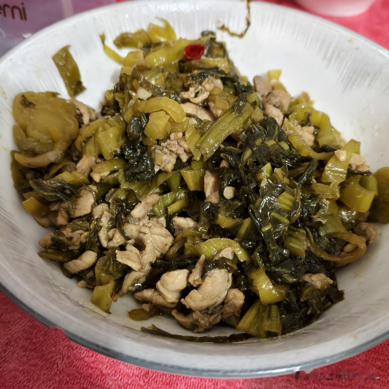 我万万没想到平时胃口大开的幺儿也会食欲不佳！于是脑海中便闪现了一道酸菜炒肉。买的