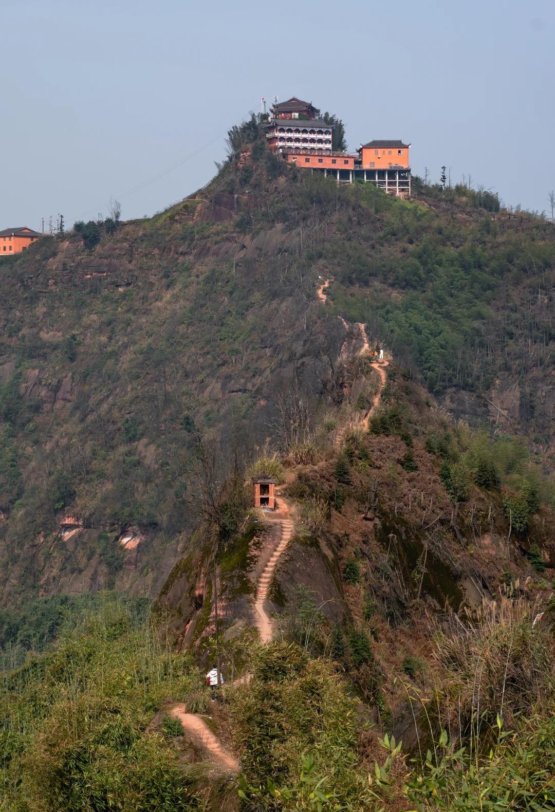 泸州丨惊险的天台山与山火遗迹
泸州出发1小时，到达合江车辋镇与赤水天台山镇的交界