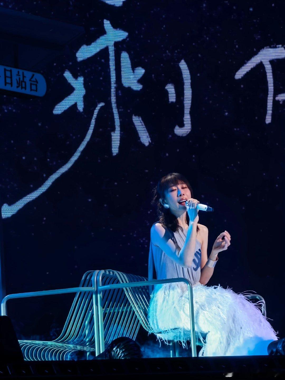 任素汐翻唱一生何求任素汐唱粤语歌太对味了被任素汐深圳站的一生何求狠狠治愈，粤语韵