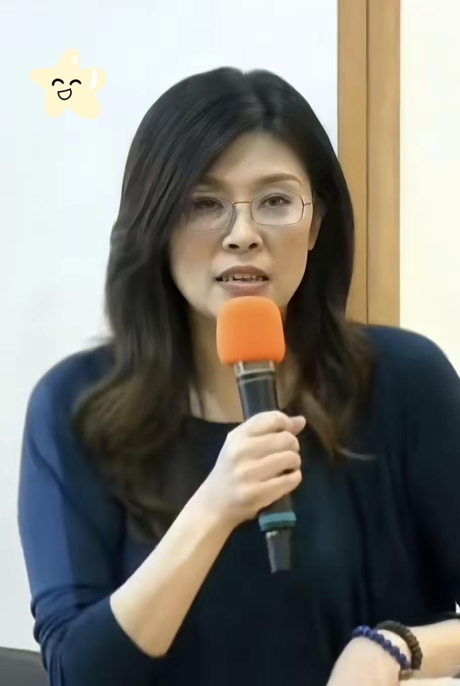 我承认确实错看了郑丽文，
她跟朱立伦、侯友宜这些国民党的政治人物还真不一样。
​