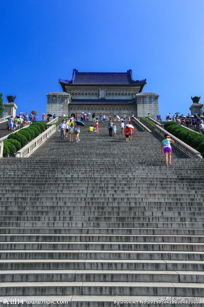 我曾经游览过中山陵，就像游览其它的景点一样，除了在陵下还没有拾级而上时，就赞叹它