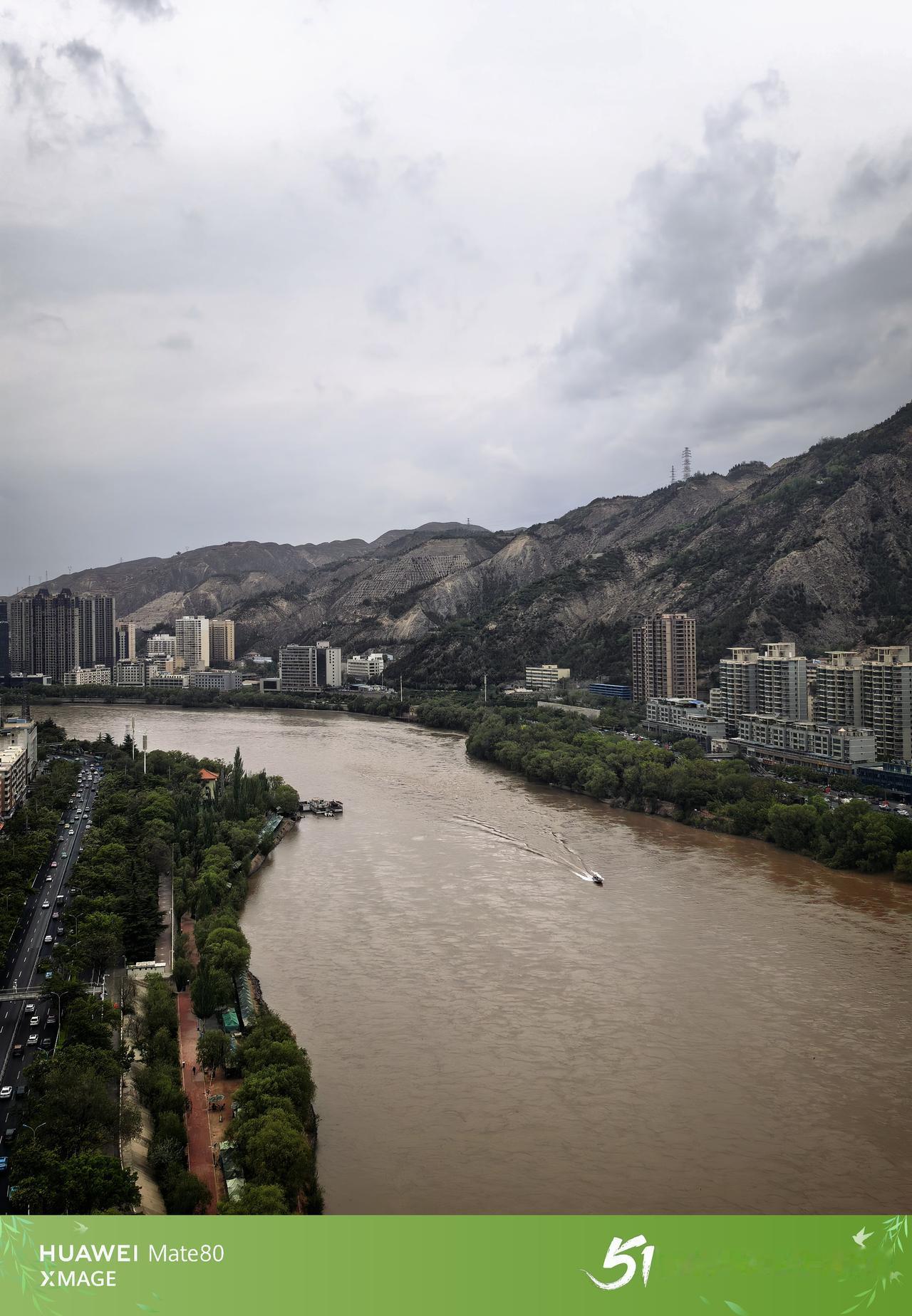 五月的兰州，被一场微雨揉进了朦胧的烟岚里。黄河裹着浊浪，像一条奔腾的绸带，自远山