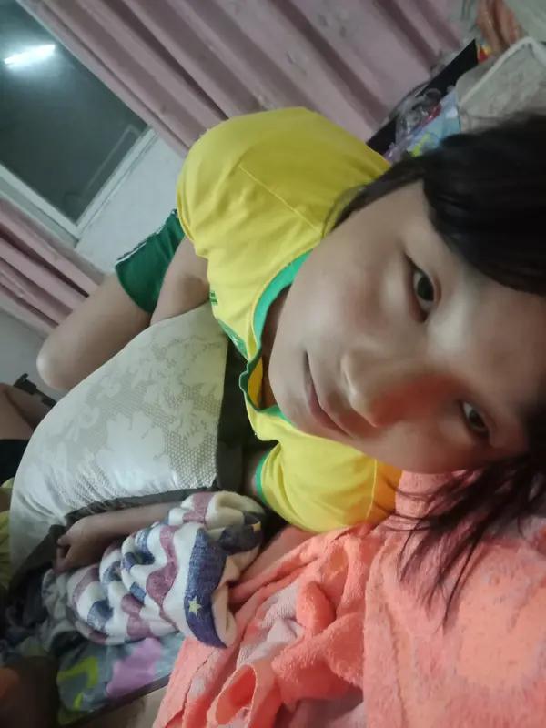 8岁小姨给大学生侄女发红包 最近“8岁小姨给大学生侄女发红包”的视频火了，三天播