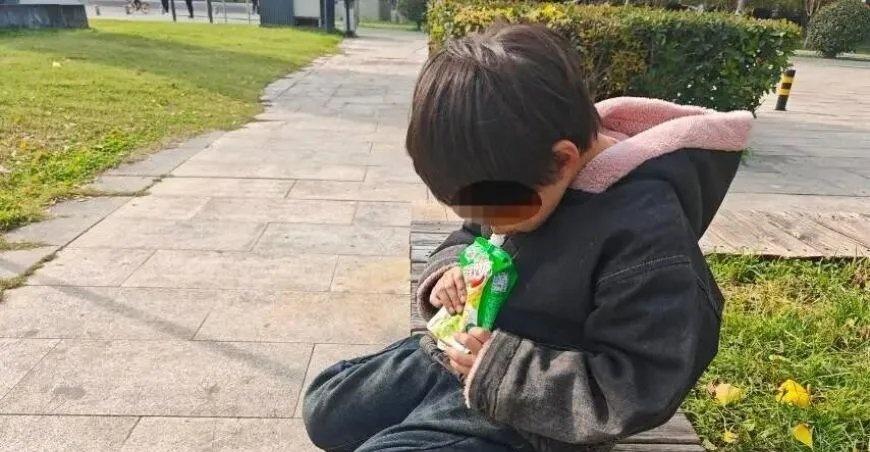 西安“8岁女孩冬天穿拖鞋捡食物”，称妈妈已去世，老家小屋不到20㎡，窗户没玻璃，