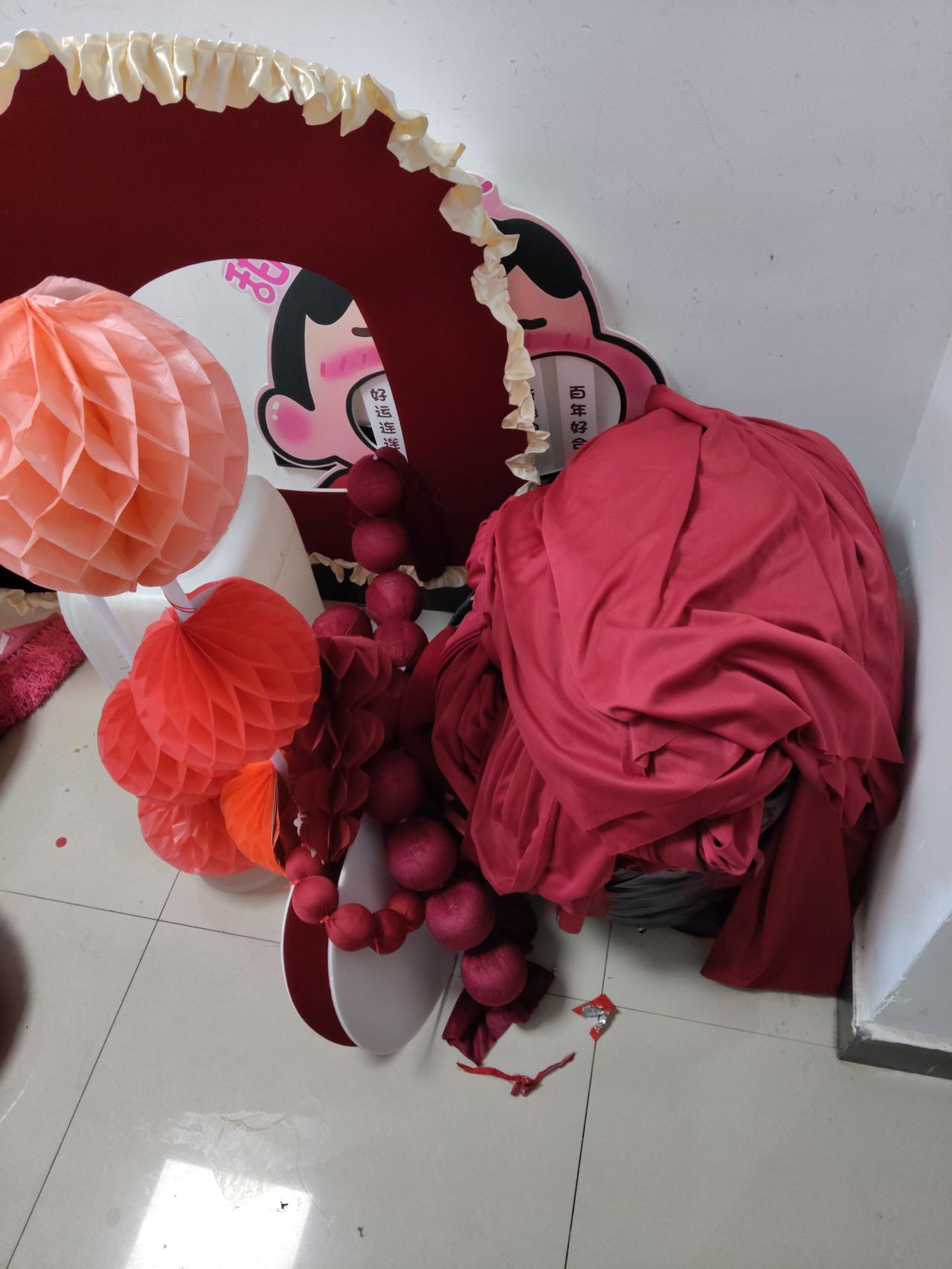 这些东西是那天打扫婚房时捡到的，也许是客人太多东西了，只留了一些不太重要的，我们