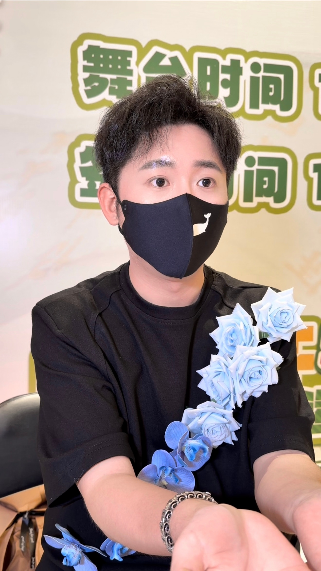 好帅 哎 好帅 怎么有这么大的眼睛 好嫩 哎 最后一张瞅啥呢 