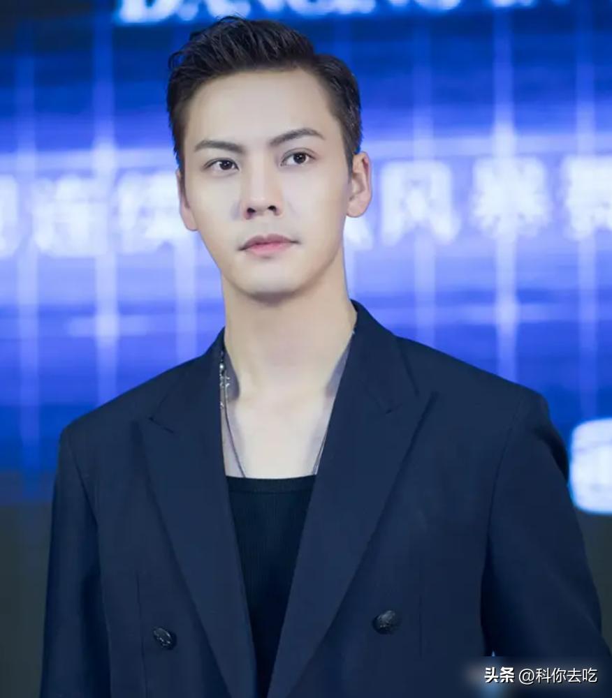 陈伟霆何穗跳过恋爱结婚，直接官宣当爸妈，这操作就离谱。
两人晒出B超、孕肚、新