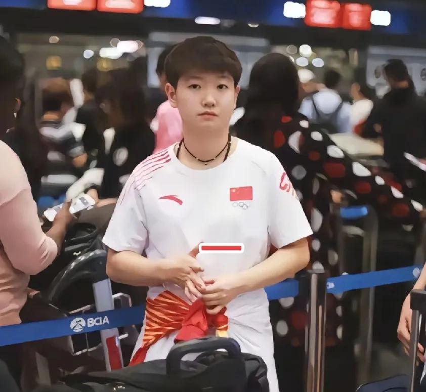 哎呀，这个小姑娘又给我出难题了

刚才姑娘拿着手机，
直接跟我说，
她要买这个手
