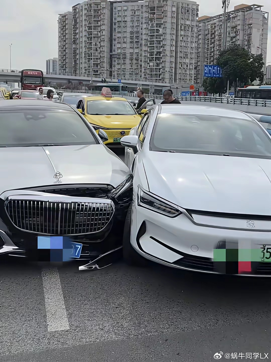 比亚迪秦撞上奔驰迈巴赫，奔驰车头下划的是虛线，所以这起事故，是谁的责任？ ​​​