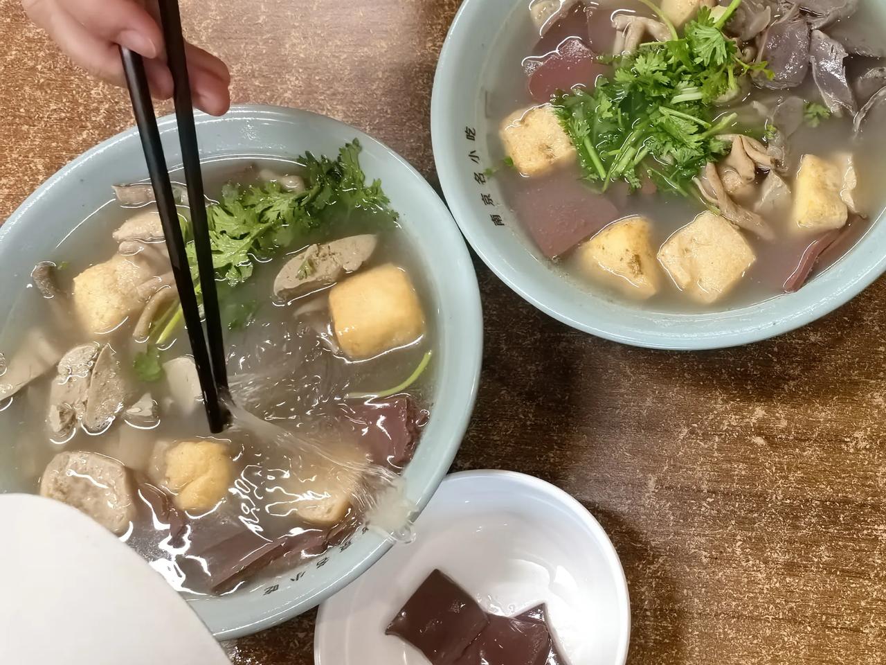 南京鸭血粉丝汤又贵又难吃？不少游客称不会再吃第二次了。
    鸭血粉丝汤是南京