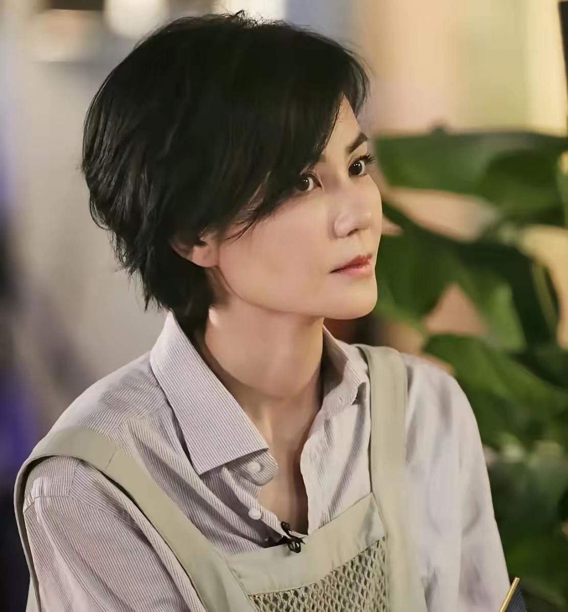 谢贤这辈子心里那个位置，
甄珍啥也不干就坐稳了一辈子。
CoCo端茶倒水伺候12