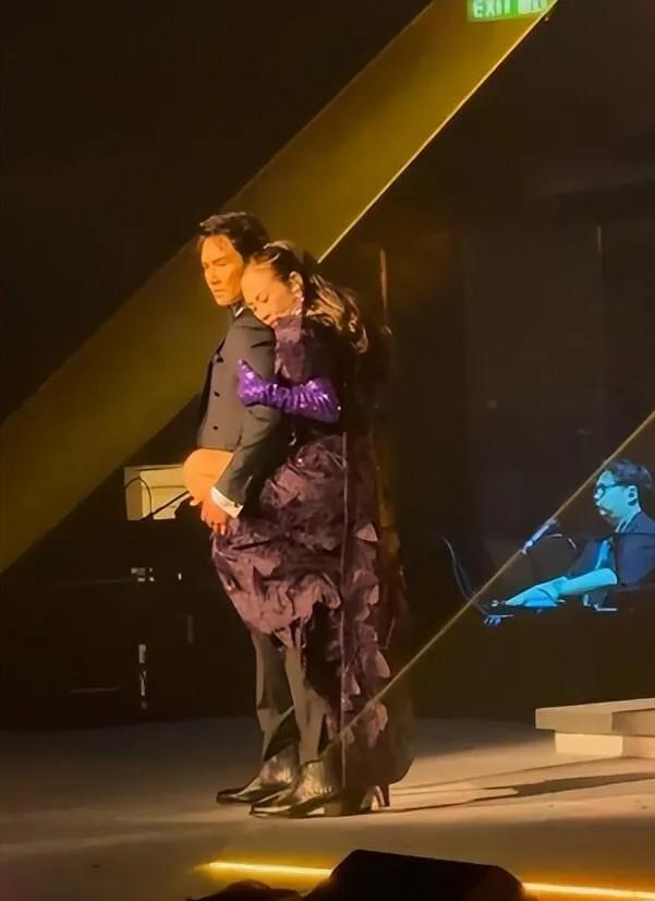 55岁的陈松伶开演唱会，大胆造型与热辣表演瞬间成为焦点。她身着开叉至大腿的裙子，