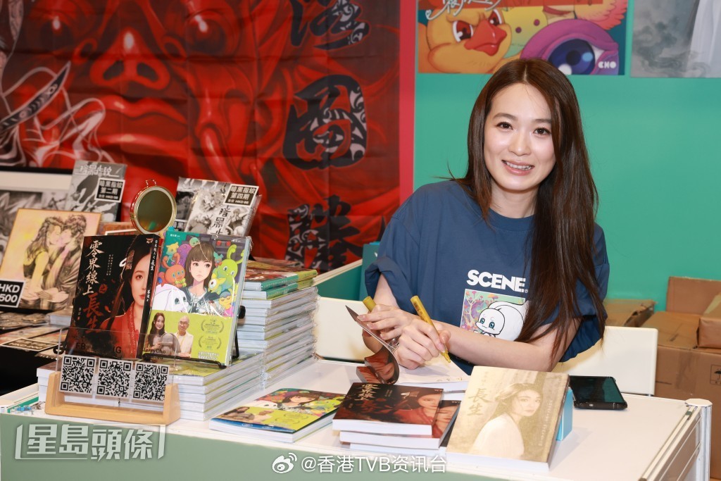 蔡洁想Cosplay穿短裙露长腿 邀黄宗泽扮皮卡丘 亲自飞往成都拍摄新书封面蔡洁