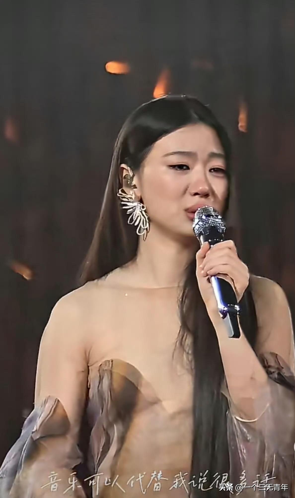 很难理解为什么单依纯要在明知未授权的情况下去唱李白？

你说她不懂版权问题吧，她