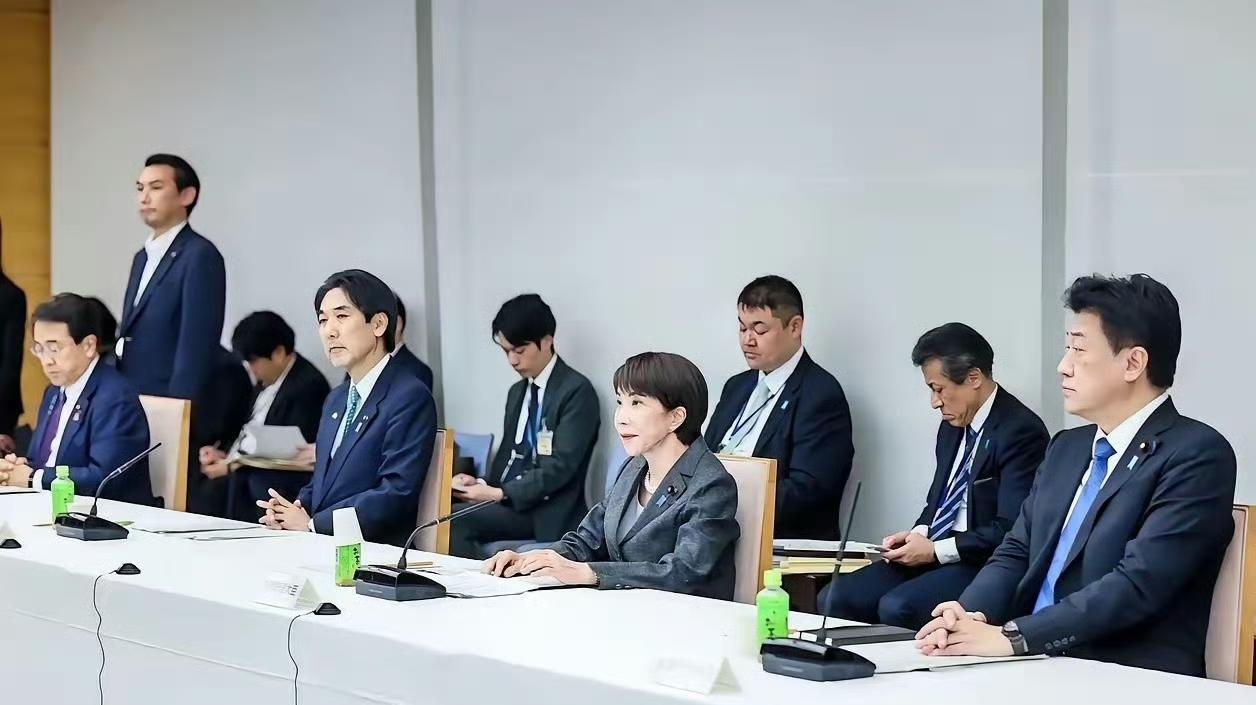 很多时候，国际交往里的无声态度，远比直白表态，更能说明一切。
 
没有官方迎接，