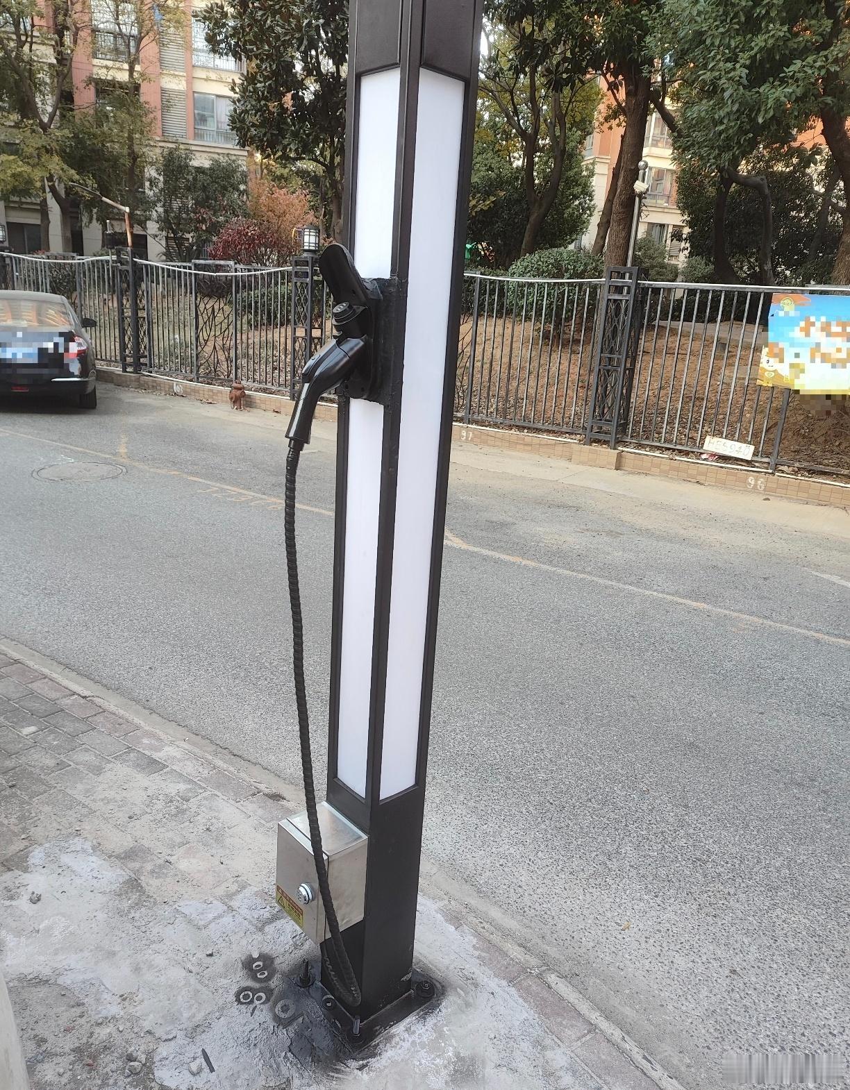 这种路灯充电桩如果能大面积铺开其实是十分实用的，但考虑到路边停车的问题，实际能真