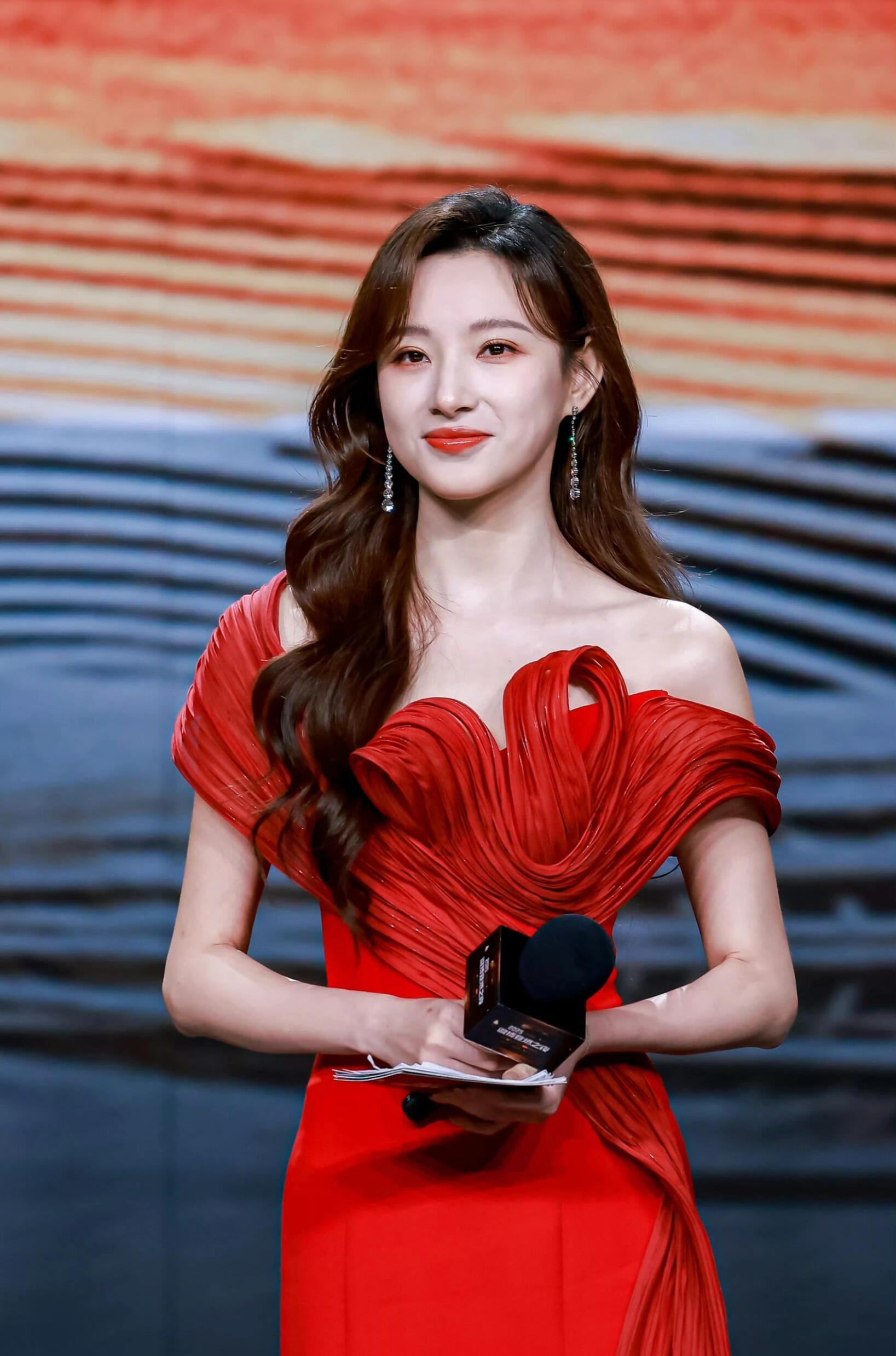 马凡舒 x 央视最美女主持