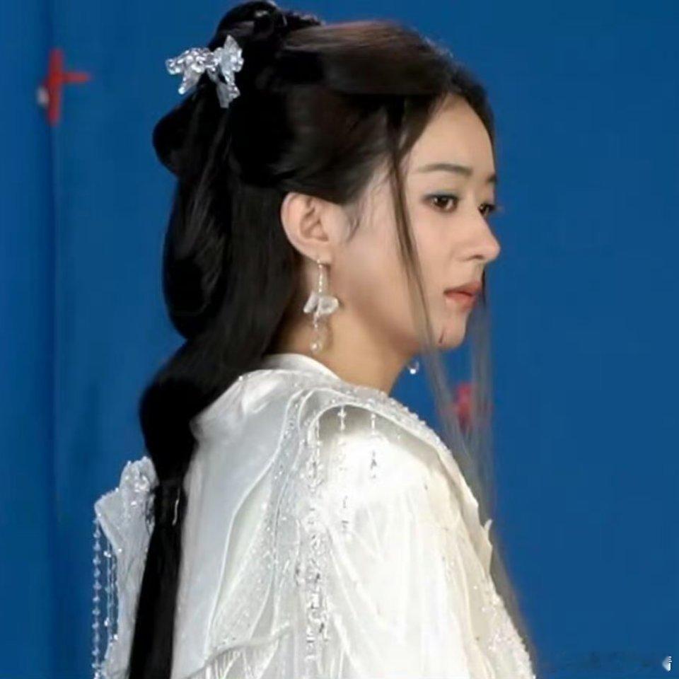 赵丽颖逍遥海报造型和与凤行差远了，咱也不知道为啥客串一个不知名的古偶 